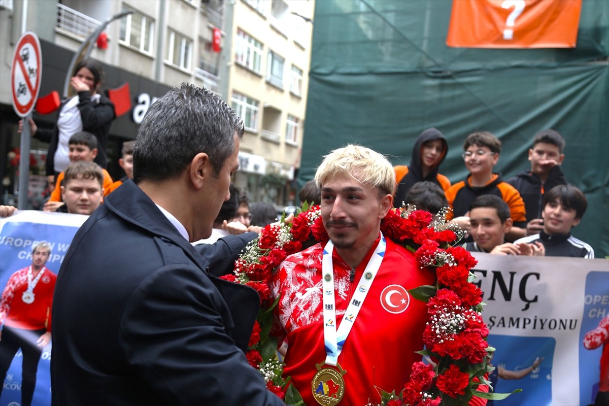 Moldova'da 13-21 Nisan tarihlerinde düzenlenen Avrupa Halter Şampiyonası'nda 73 kiloda koparmada...