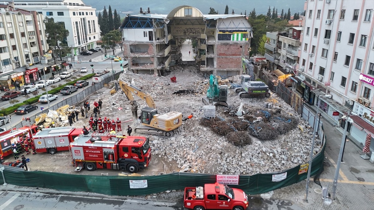 Muğla'da yıkım çalışmaları devam eden Orgeneral Mustafa Muğlalı İş Hanı'nın enkazında 19 araç ve...