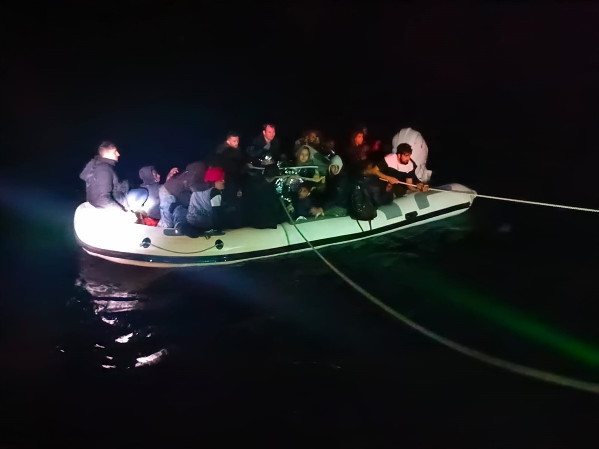 Muğla'nın Bodrum ilçesi açıklarında 29 düzensiz göçmen kurtarıldı.