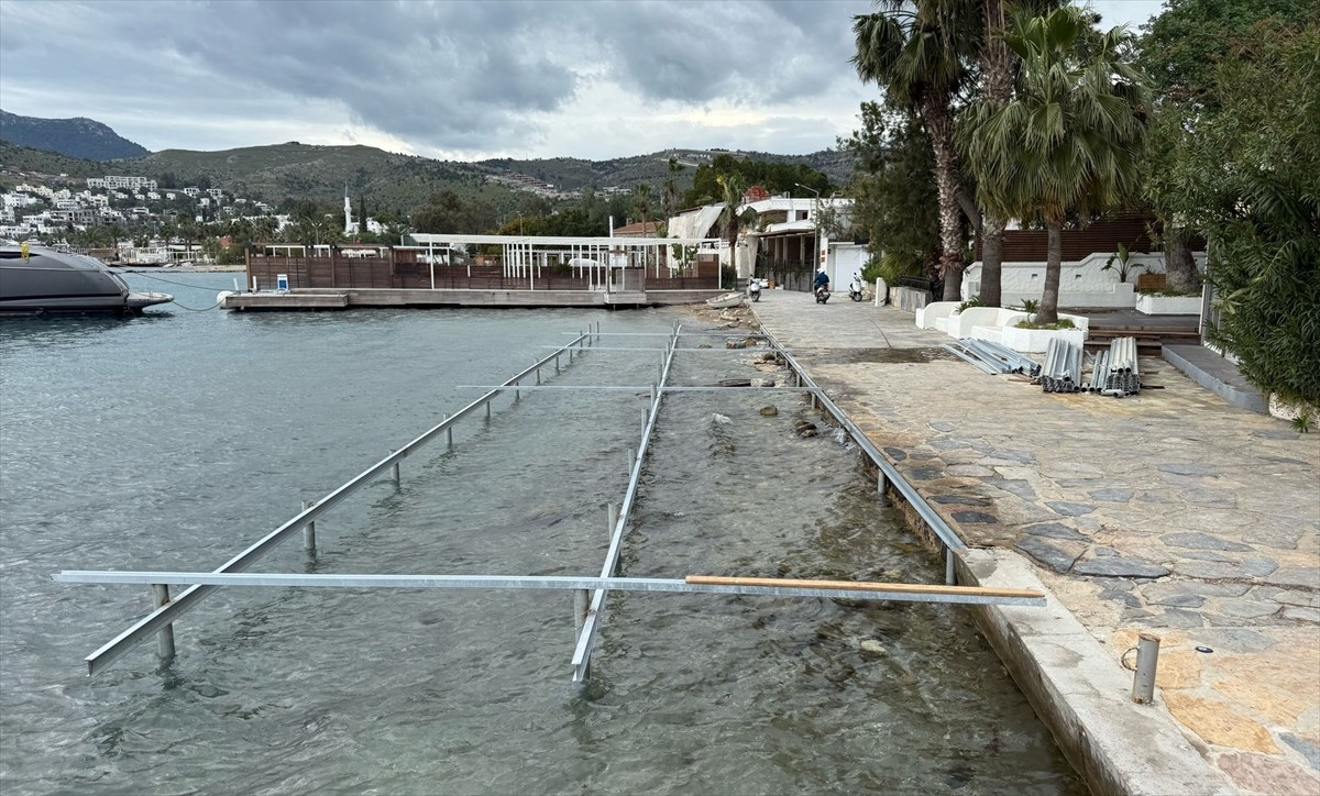 Muğla'nın Bodrum ilçesinde, deniz cephesine izinsiz olarak ahşap platform ve iskele yaptığı tespit...