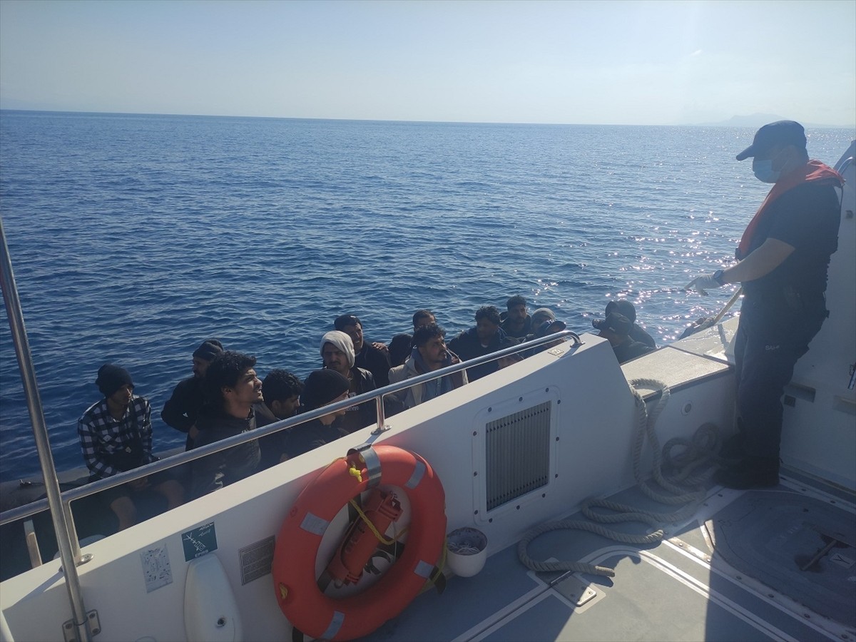 Muğla'nın Datça ilçesi açıklarında 17 düzensiz göçmen kurtarıldı.