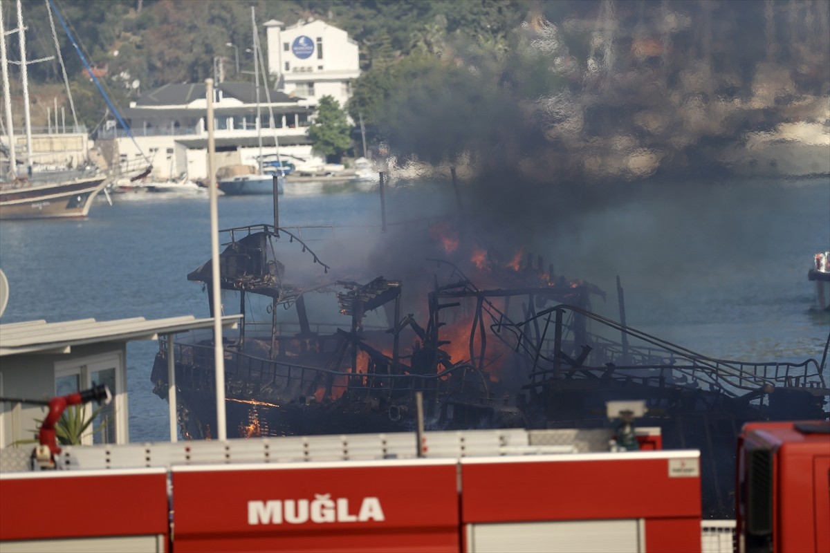 Muğla'nın Fethiye ilçesinde çıkan yangında 3 motor yat ile 1 yelkenli kullanılamaz hale...