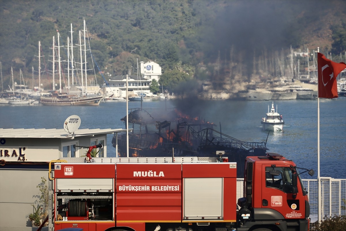 Muğla'nın Fethiye ilçesinde çıkan yangında 3 motor yat ile 1 yelkenli kullanılamaz hale...