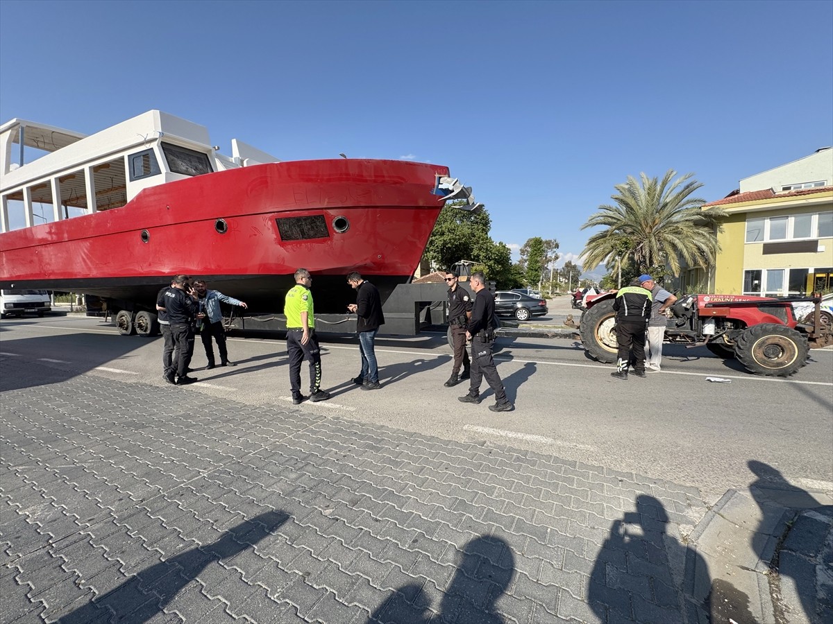 Muğla'nın Fethiye ilçesinde, traktöre bağlı olan ve tekne taşıyan römorkun altında kalan kişi...