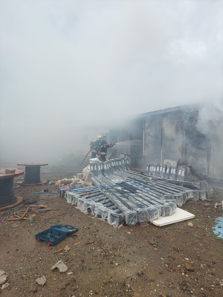 Muğla'nın Seydikemer ilçesinde işçilerin kaldığı konteynerlerde çıkan yangın...