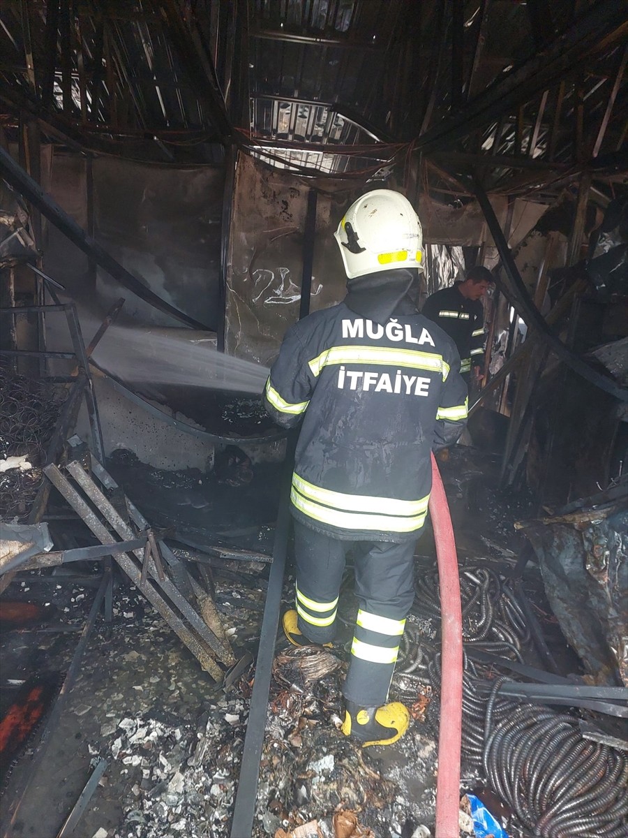 Muğla'nın Seydikemer ilçesinde işçilerin kaldığı konteynerlerde çıkan yangın...