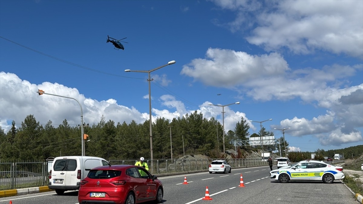 Muğla kent merkezi ve ilçelerinde helikopterle trafik denetimi yapıldı. İl Emniyet Müdürlüğü...