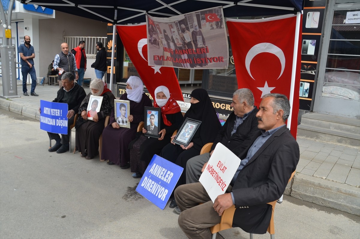 Muş'ta çocukları terör örgütü PKK tarafından kaçırılan aileler, DEM Parti İl Başkanlığı binası...