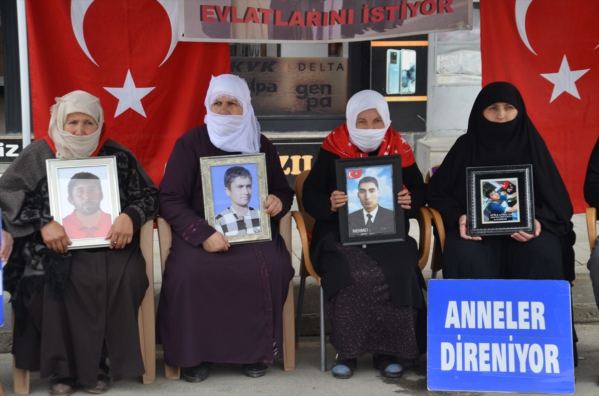 Muş'ta çocukları terör örgütü PKK tarafından kaçırılan aileler, DEM Parti İl Başkanlığı binası...