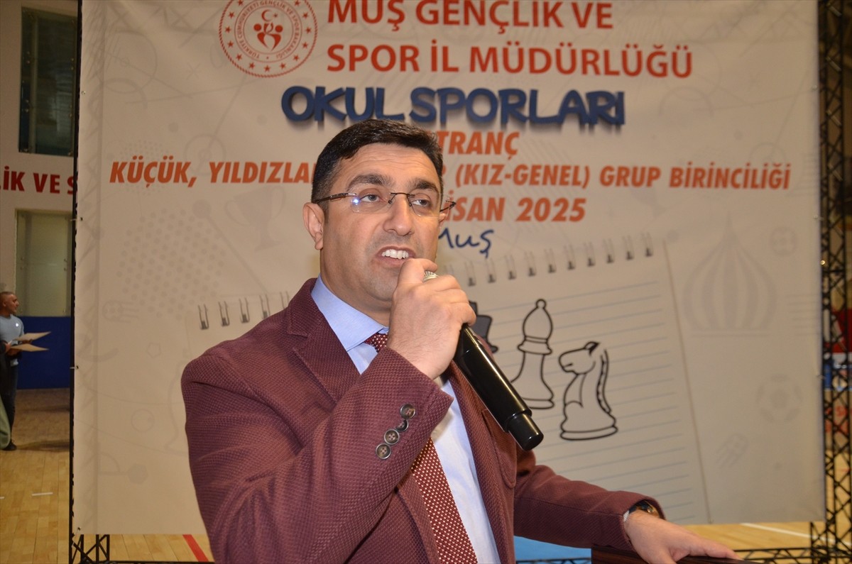 Muş'ta Türkiye Satranç Federasyonu ile Gençlik ve Spor İl Müdürlüğü tarafından düzenlenen okul...