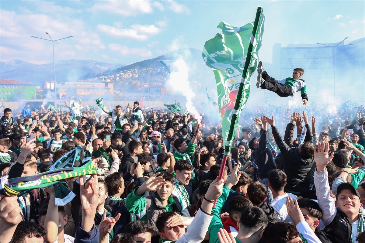Nesine 3. Lig 1. Grup'ta bitime iki hafta kala şampiyonluğu garantileyen Bursaspor'da taraftarlar...