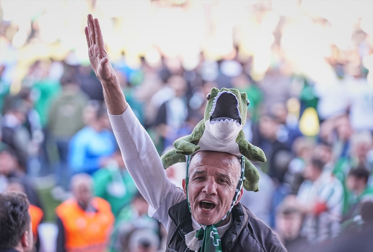 Nesine 3. Lig 1. Grup'ta bitime iki hafta kala şampiyonluğu garantileyen Bursaspor'un taraftarları...