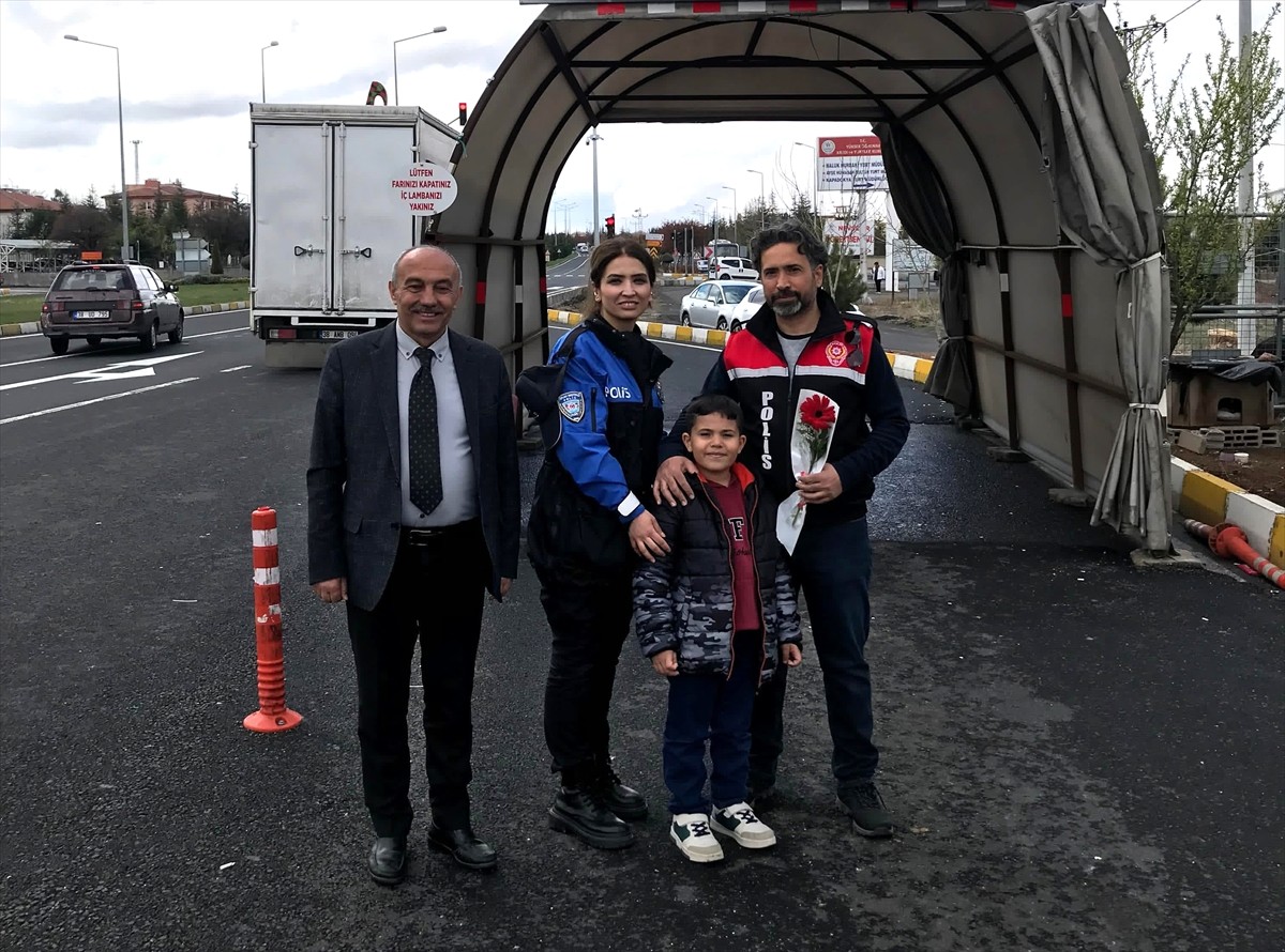 Nevşehir'de anne veya babaları emniyet mensubu olan çocuklar, ebeveynlerini görev yerlerinde...