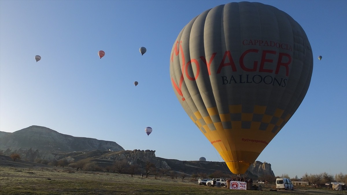 Nevşehir'de koruyucu ailelerinin yanında yaşamlarını sürdüren çocuklar, sıcak hava balonu turuna...