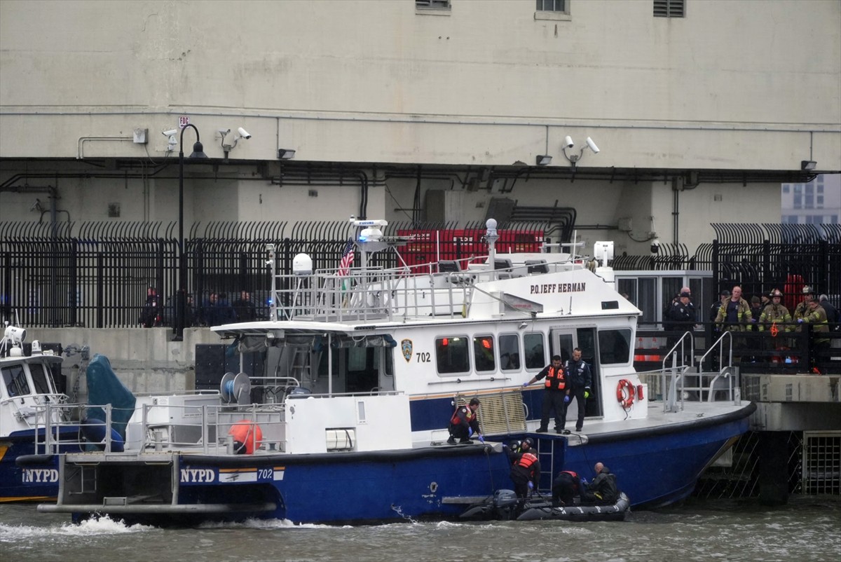 New York'ta bulunan Hudson Nehri'ne bir helikopterin düştüğü bildirildi. ABD basınında yer alan...