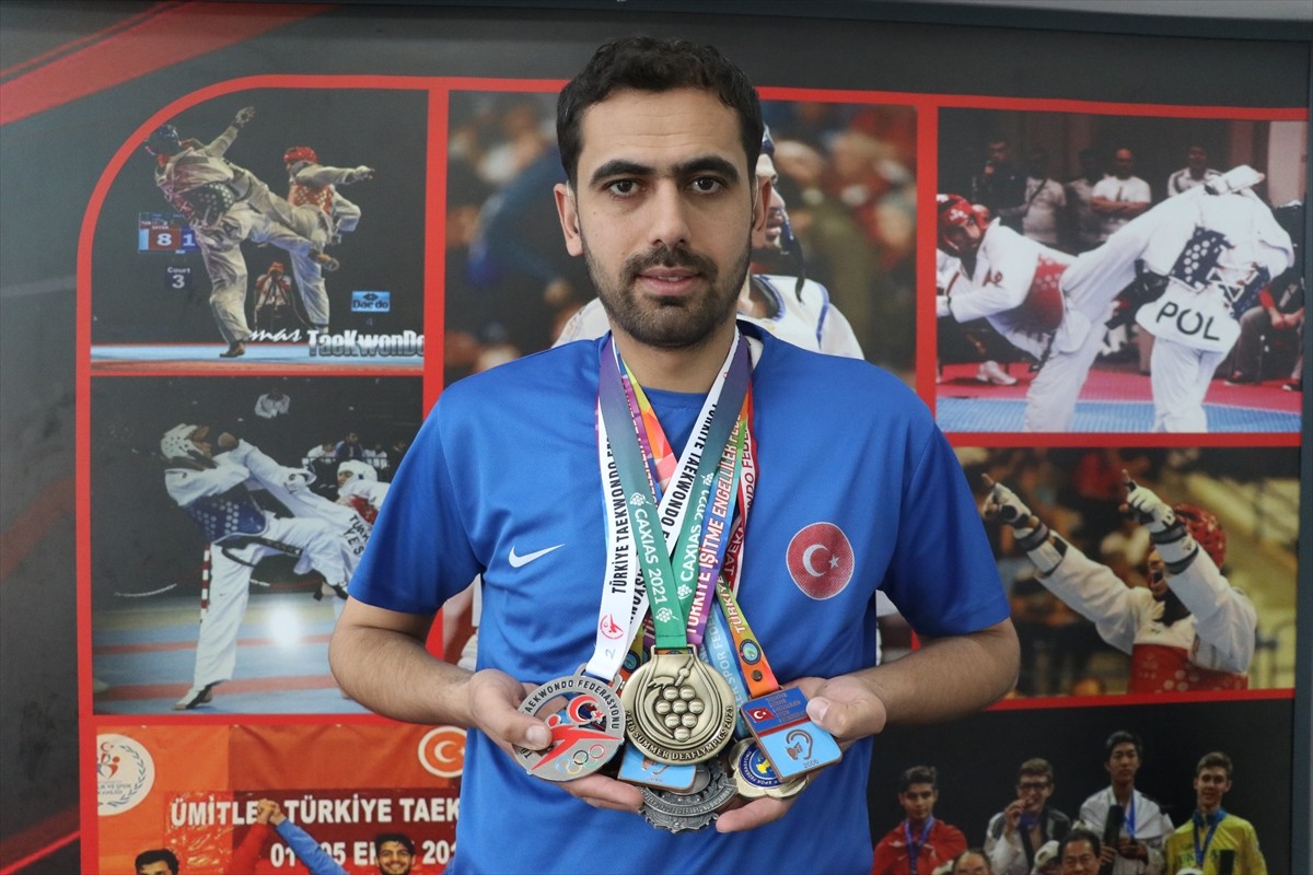  Olimpiyat üçüncüsü ve Türkiye şampiyonu işitme engelli milli tekvandocu Yasin Çimen, Japonya'nın...