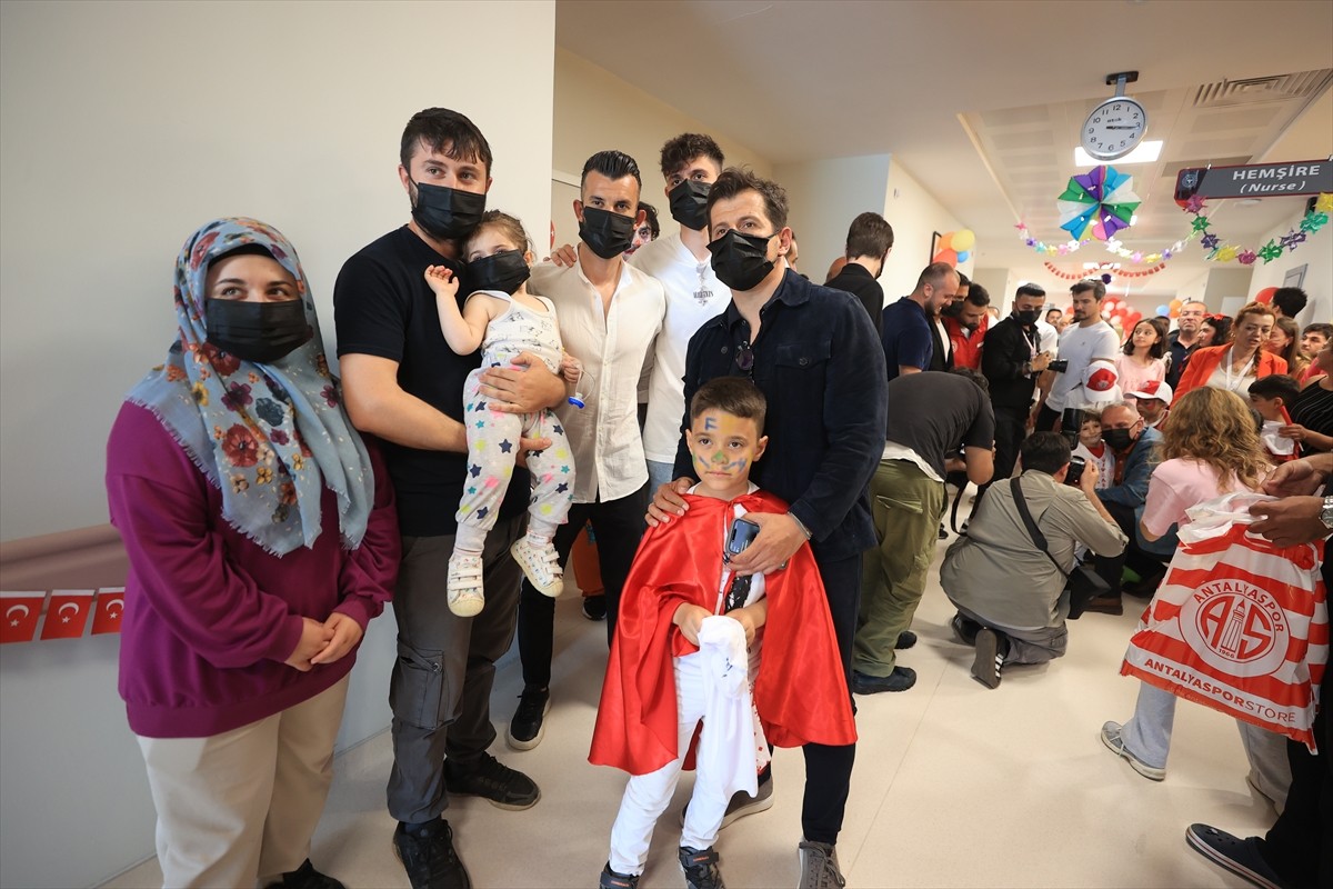 Onvo Antalyaspor Teknik Direktörü Emre Belözoğlu ve futbolcular, 23 Nisan Ulusal Egemenlik ve...