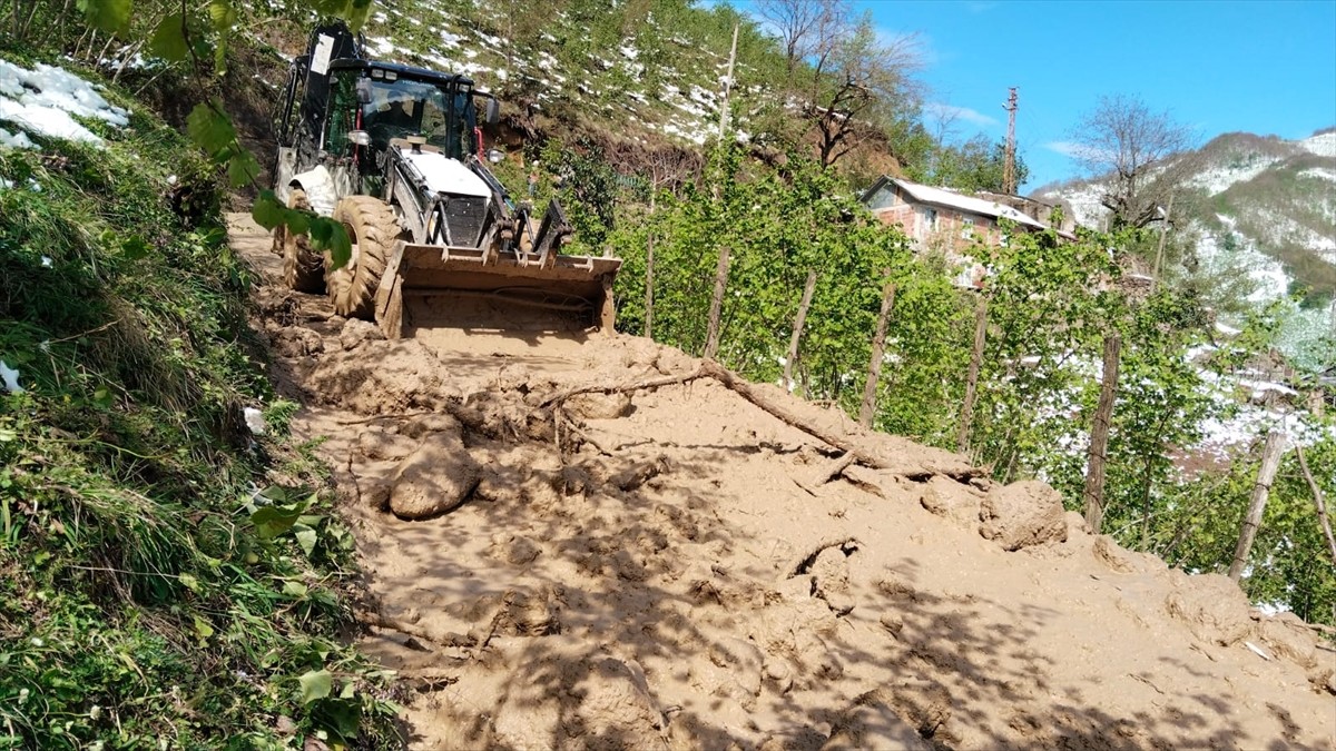 Ordu'nun Altınordu ilçesinde heyelan sonucu kapanan yol ulaşıma açıldı. Altınordu Belediyesi...