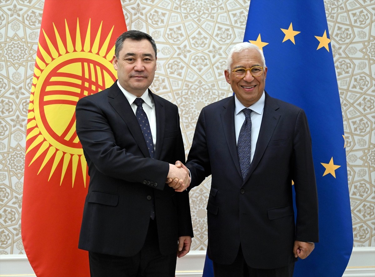 Özbekistan'ın Semerkant şehrine çalışma ziyaretinde bulunan Kırgızistan Cumhurbaşkanı Sadır...