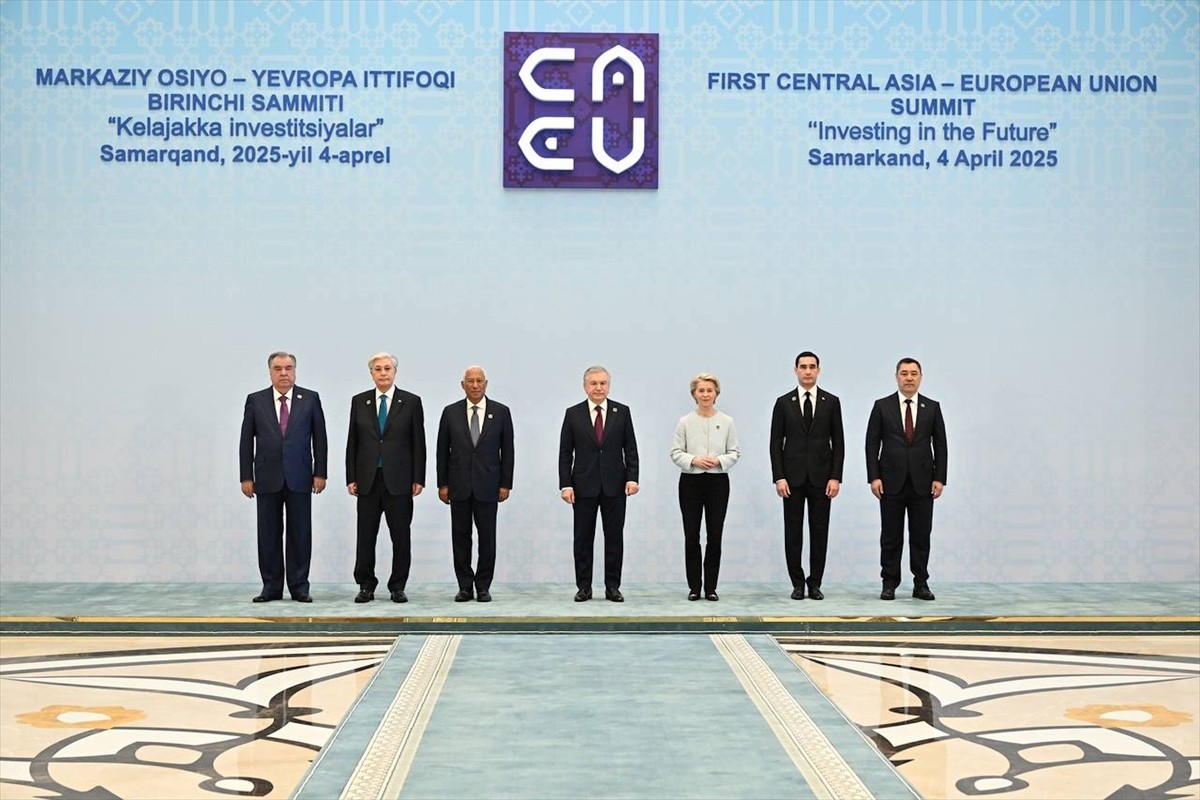 Özbekistan'ın tarihi Semerkant şehrinde Birinci Avrupa Birliği (AB)-Orta Asya Zirvesi başladı....