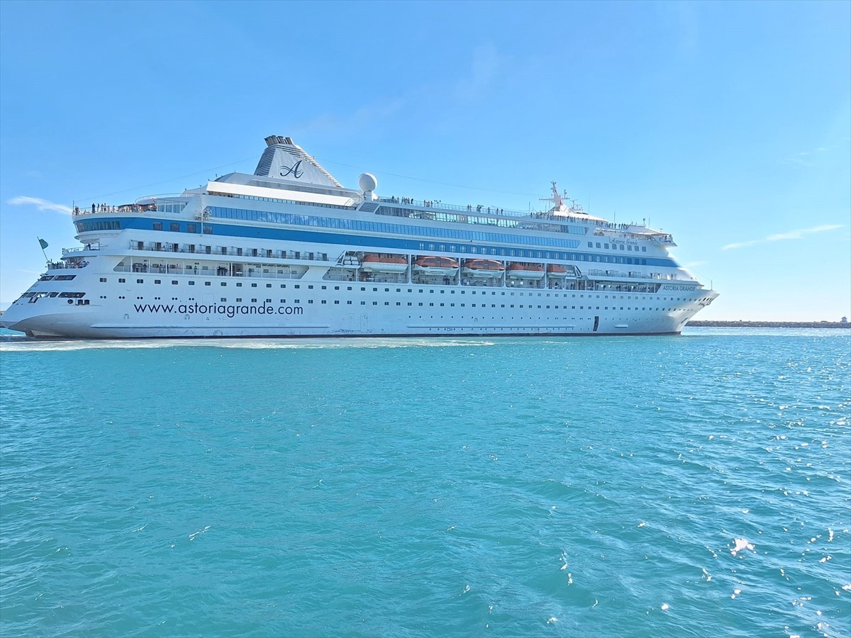  Palau bayrağı taşıyan "Astoria Grande" isimli kruvaziyer, 750 yolcusu ve 430 kişilik...