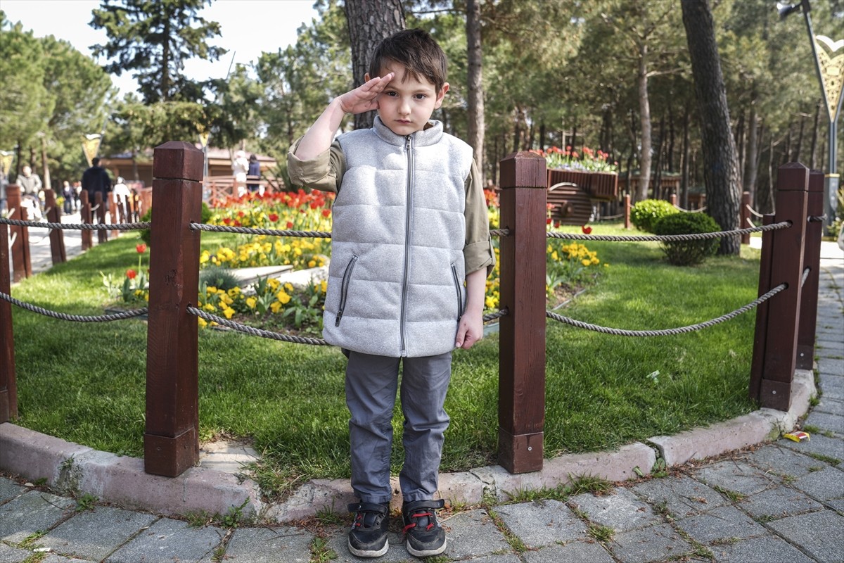 Pendik'te bir okulun önünde oyun oynayan 5 yaşındaki Hamza Gündoğdu, İstiklal Marşı okunmaya...