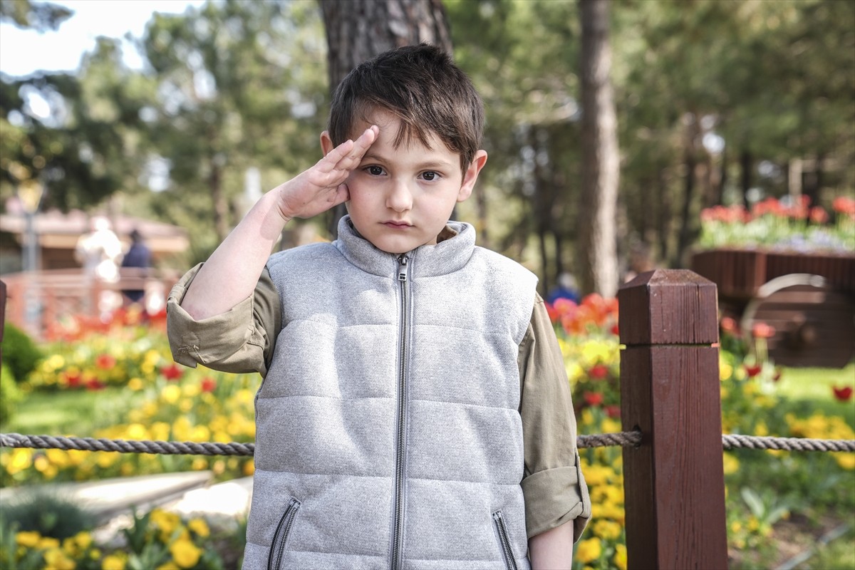 Pendik'te bir okulun önünde oyun oynayan 5 yaşındaki Hamza Gündoğdu, İstiklal Marşı okunmaya...