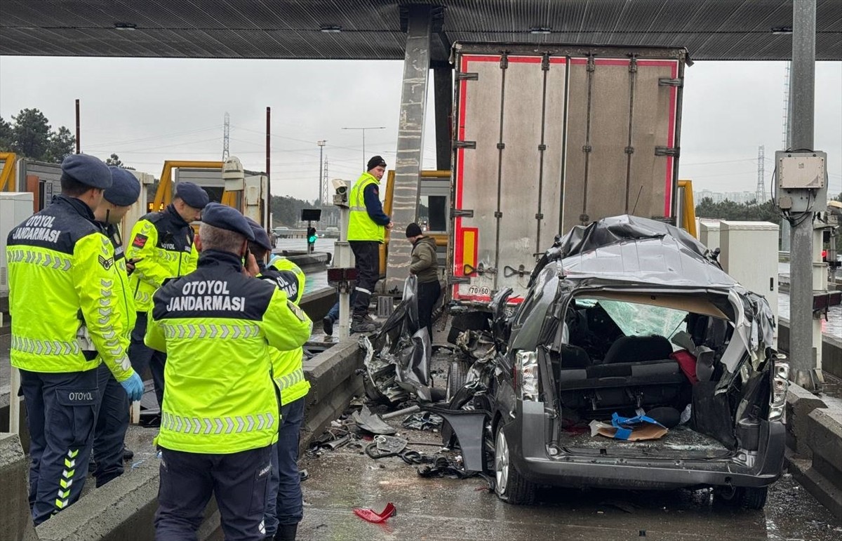 Pendik'te otoyoldaki gişelerde bekleyen tıra arkadan çarpan hafif ticari aracın sürücüsü ağır...
