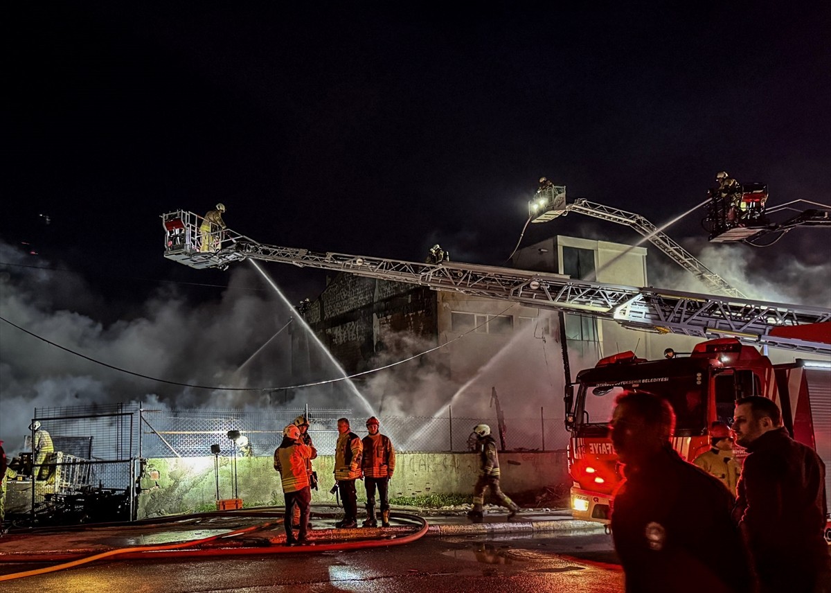 Pendik'te palet fabrikasında çıkan ve bitişikteki iki bina ile bir atölyeye sıçrayan yangın...
