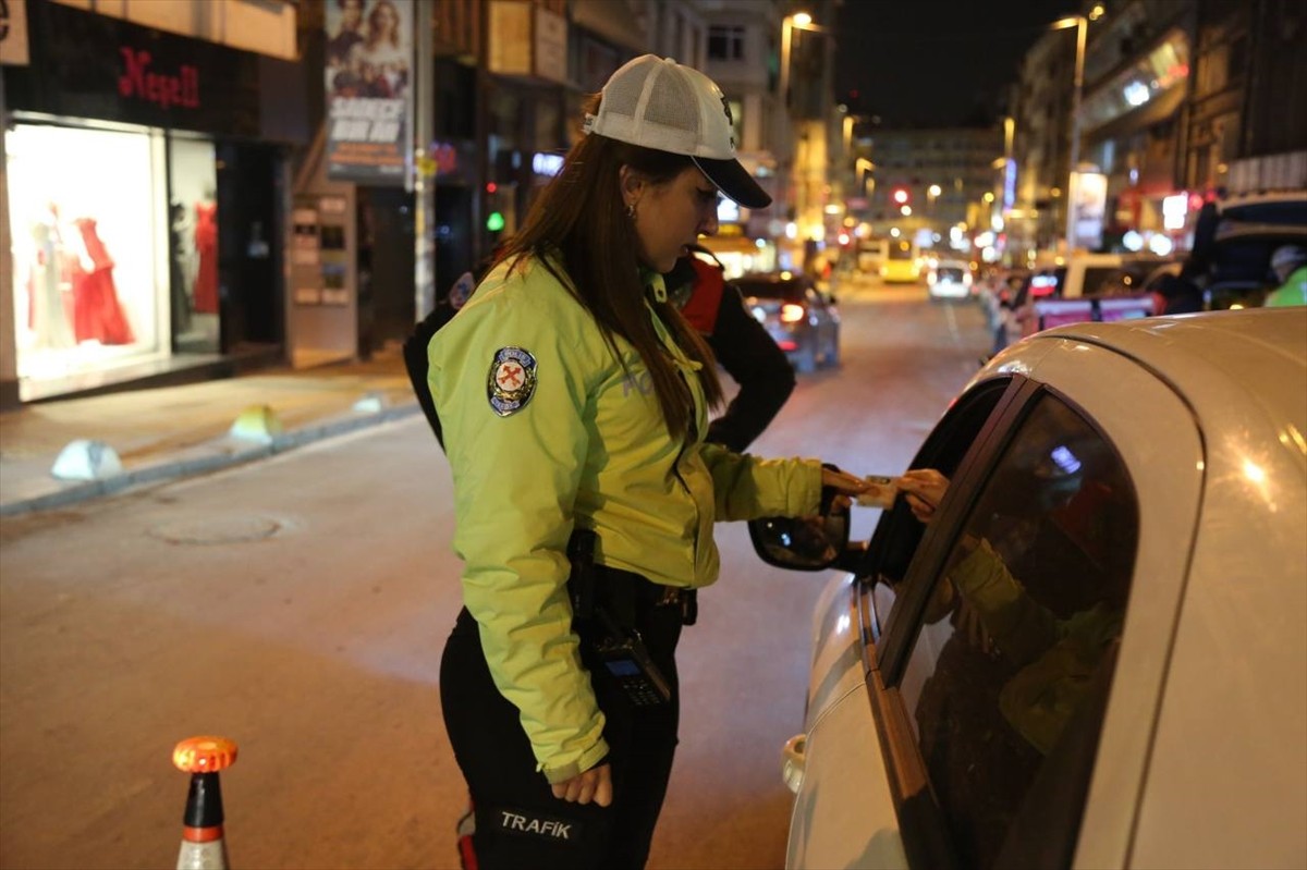 Polis ekiplerinin "Huzur İstanbul" uygulaması kapsamında 403 kişi gözaltına alınırken 340 umuma...