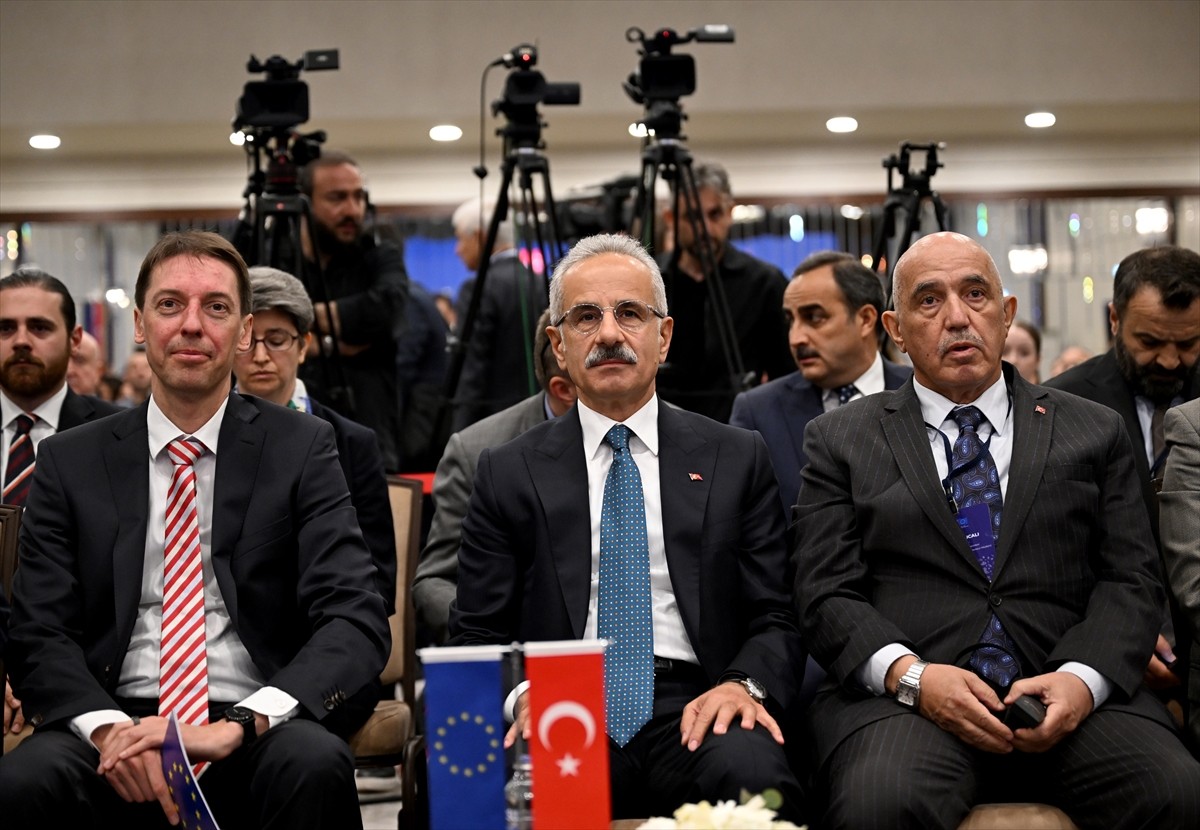 "Türkiye'nin Ulaşımda Net Sıfır Emisyon Yol Haritası Projesi" için Ankara'da bir otelde tanıtım...