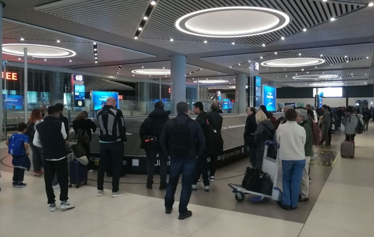 Ramazan Bayramı tatili sürecinde iç ve dış hat noktalarına seyahat eden yolcuların kente dönüşleri...