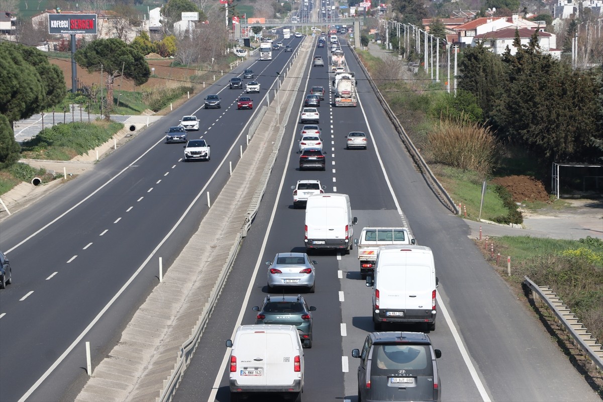 Ramazan Bayramı tatilini memleketlerinde ya da tatil beldelerinde geçirenlerin dönüşe geçmesiyle...