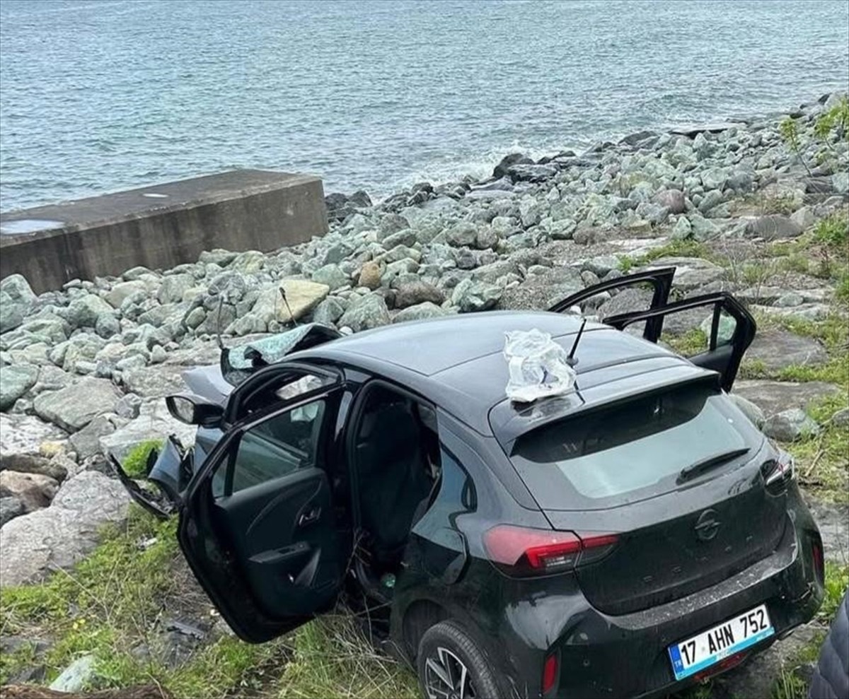 Rize'nin Fındıklı ilçesinde deniz kenarındaki kayalıklara düşen otomobildeki 1 kişi öldü, 3 kişi...