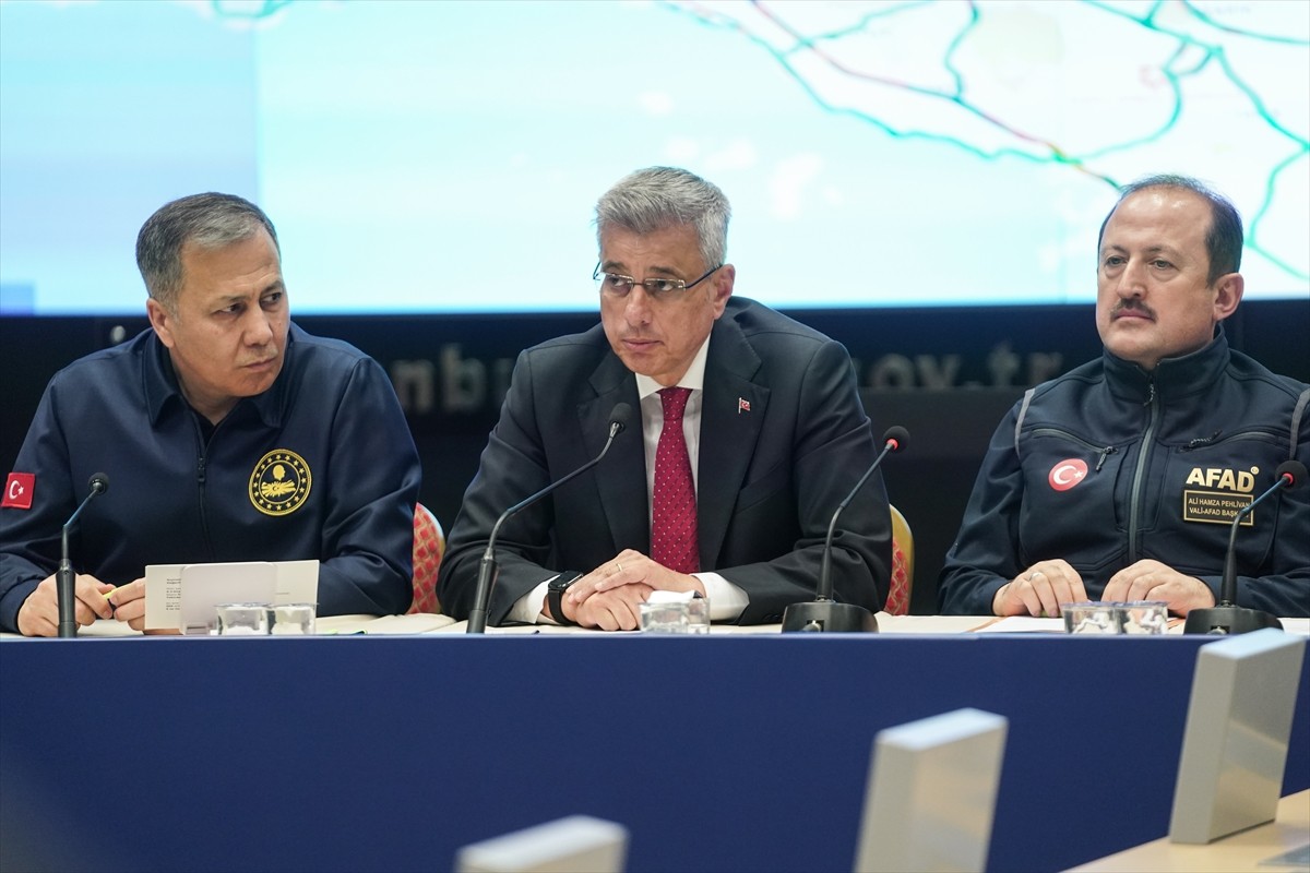 Sağlık Bakanı Kemal Memişoğlu (ortada),  İçişleri Bakanı Ali Yerlikaya (solda) ile birlikte...