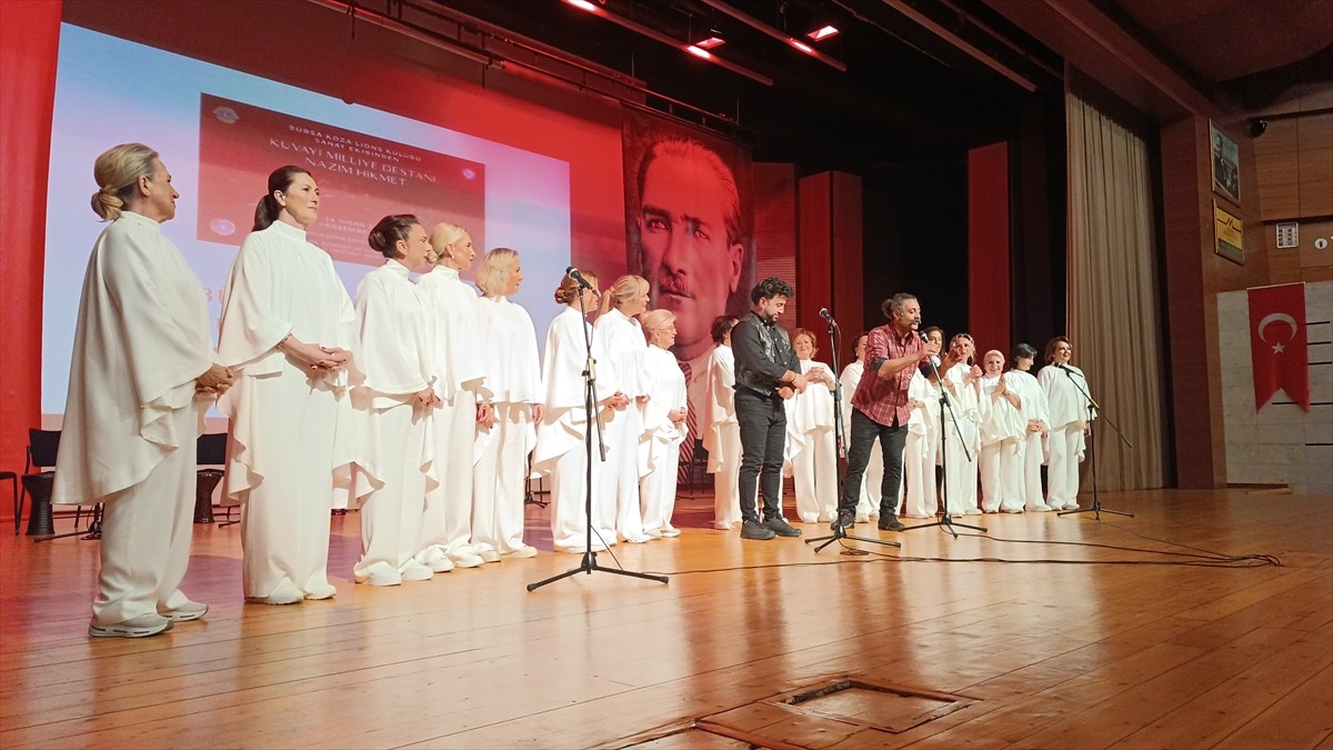 Şair ve yazar Nazım Hikmet Ran'ın yazdığı "Kuvayi Milliye Destanı" oyunu Bursa'da sanatseverlerle...