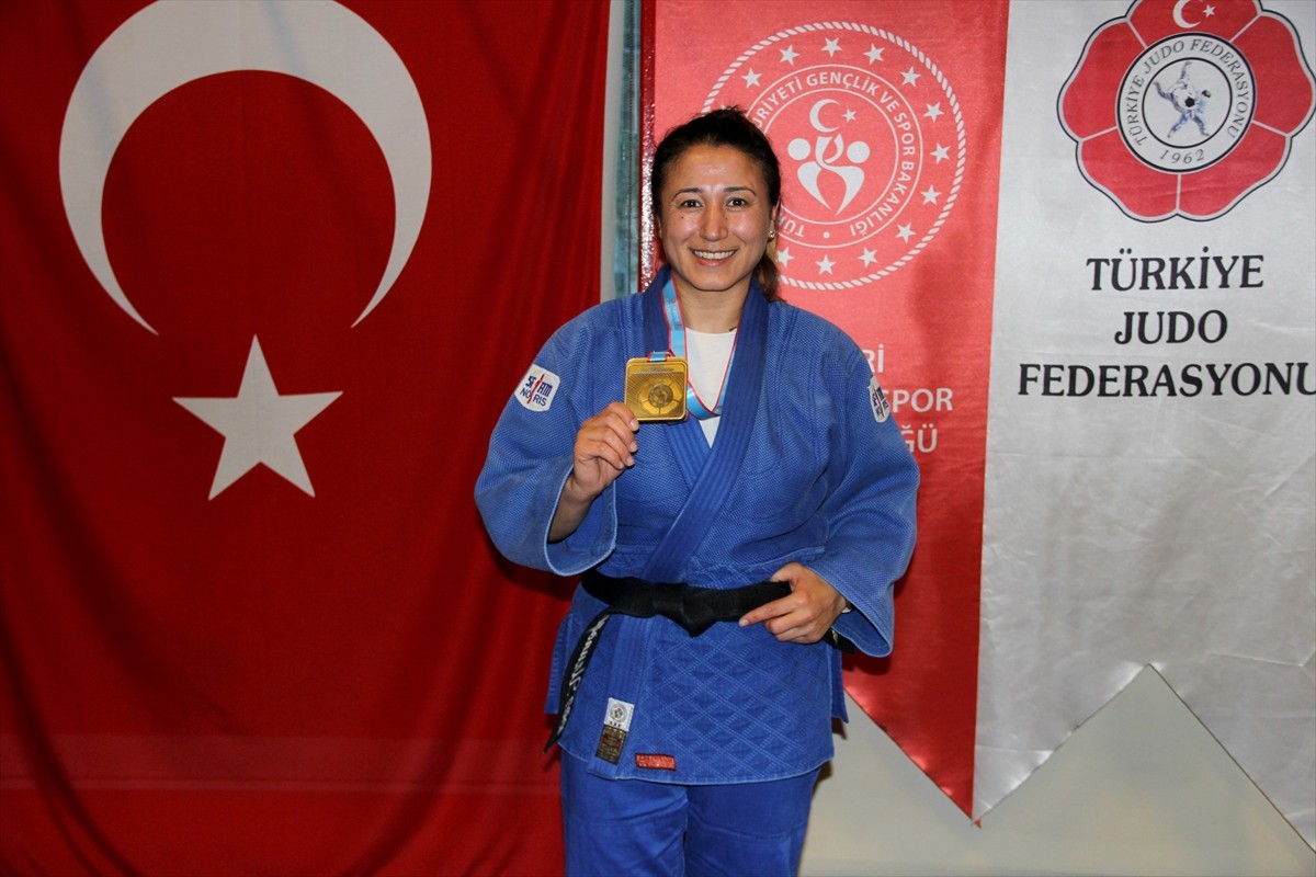 Sakatlığı nedeniyle 13 yıl ara verdiği judoya öğrencilerini motive etmek için tekrar başlayan 33...