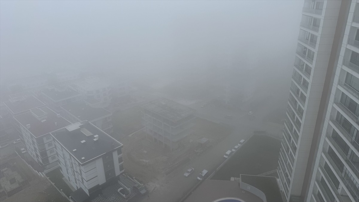 Samsun'da yoğun sis nedeniyle görüş mesafesi yer yer 30 metreye kadar düştü.