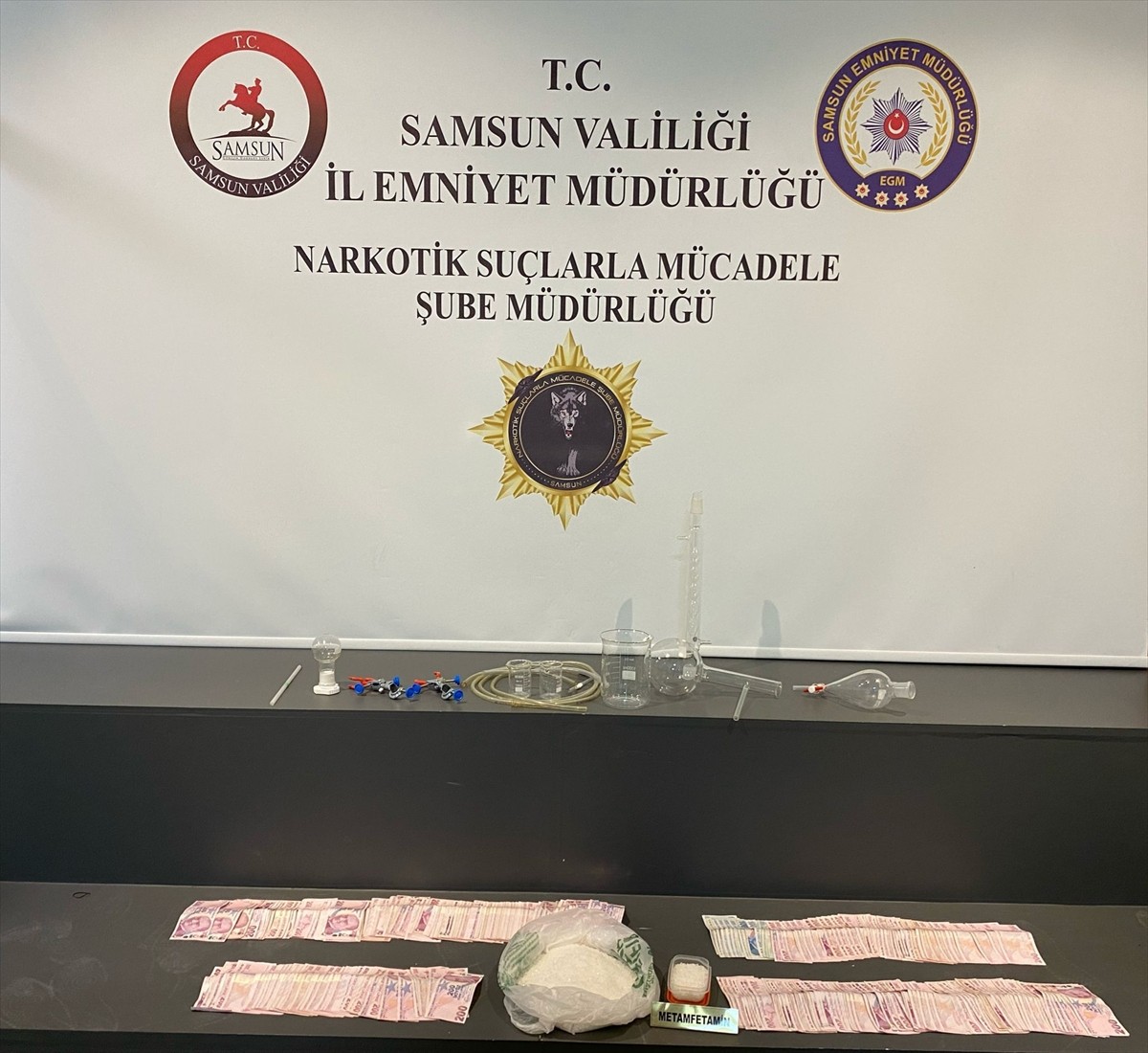 Samsun'un Atakum ilçesinde dolabın çekmecesinde narkotik detektör köpeği "Tony" desteğindeki...