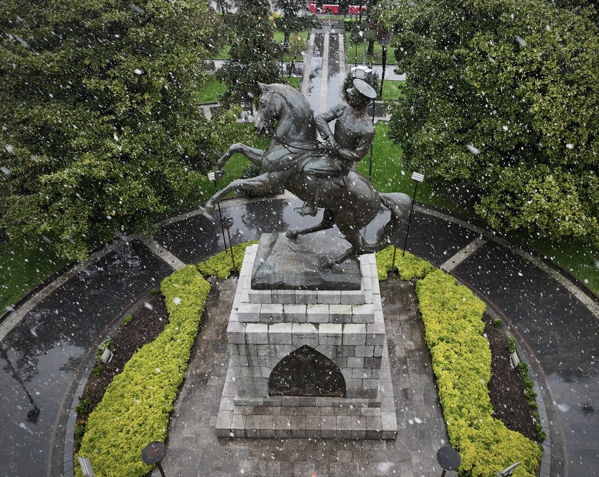 Samsun'un Atakum, İlkadım ve Canik ilçelerine kar yağdı. Kent merkezindeki kar yağışı dronla...