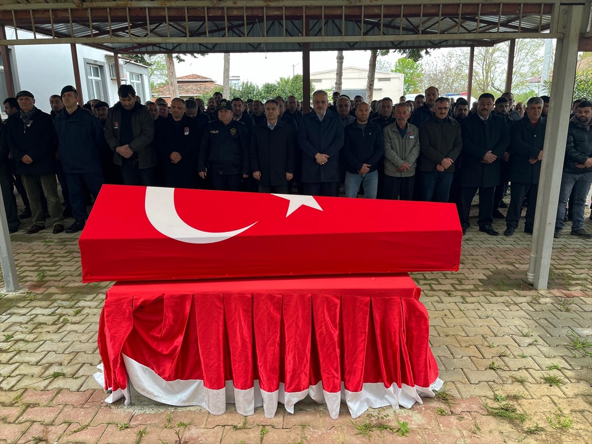 Samsun'un Bafra ilçesinde vefat eden 72 yaşındaki Kıbrıs gazisi Hacı Raif Demet'in cenazesi...