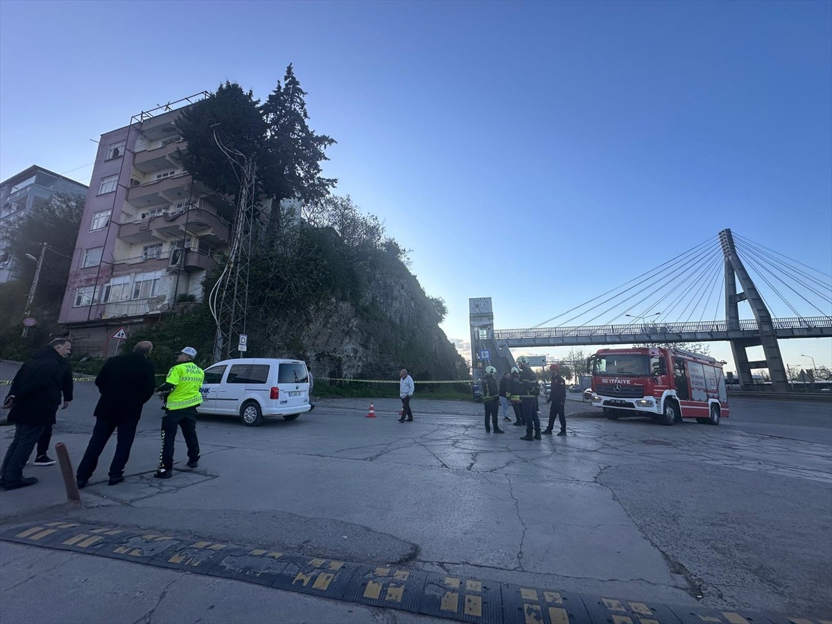 Samsun'un Canik ilçesinde heyelanın meydana geldiği akaryakıt istasyonunun bulunduğu bölgedeki 5...