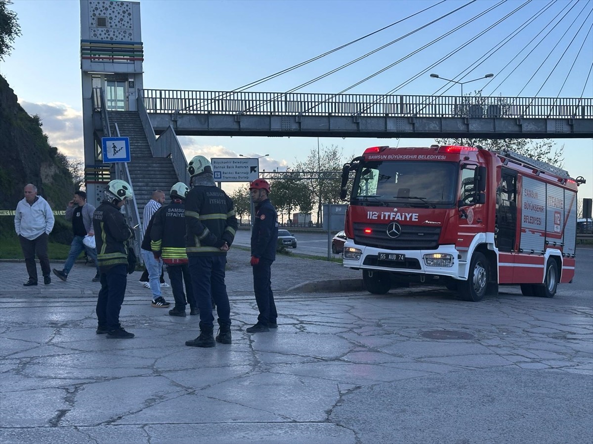 Samsun'un Canik ilçesinde heyelanın meydana geldiği akaryakıt istasyonunun bulunduğu bölgedeki 5...