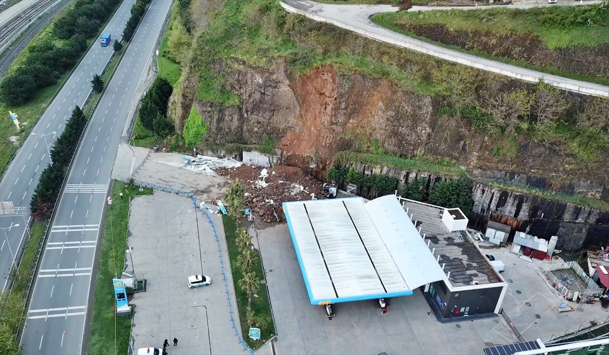 Samsun'un Canik ilçesinde meydana gelen heyelanda, akaryakıt istasyonunun yanındaki oto yıkamacıda...