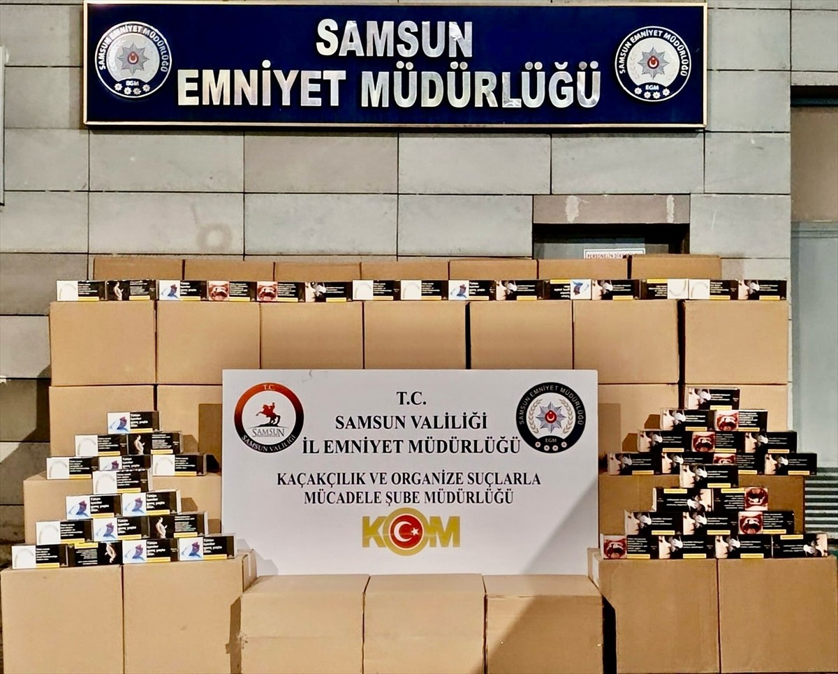 Samsun'un İlkadım ilçesinde bir minibüste 1 milyon 920 bin makaron (filtreli sigara kağıdı) ele...