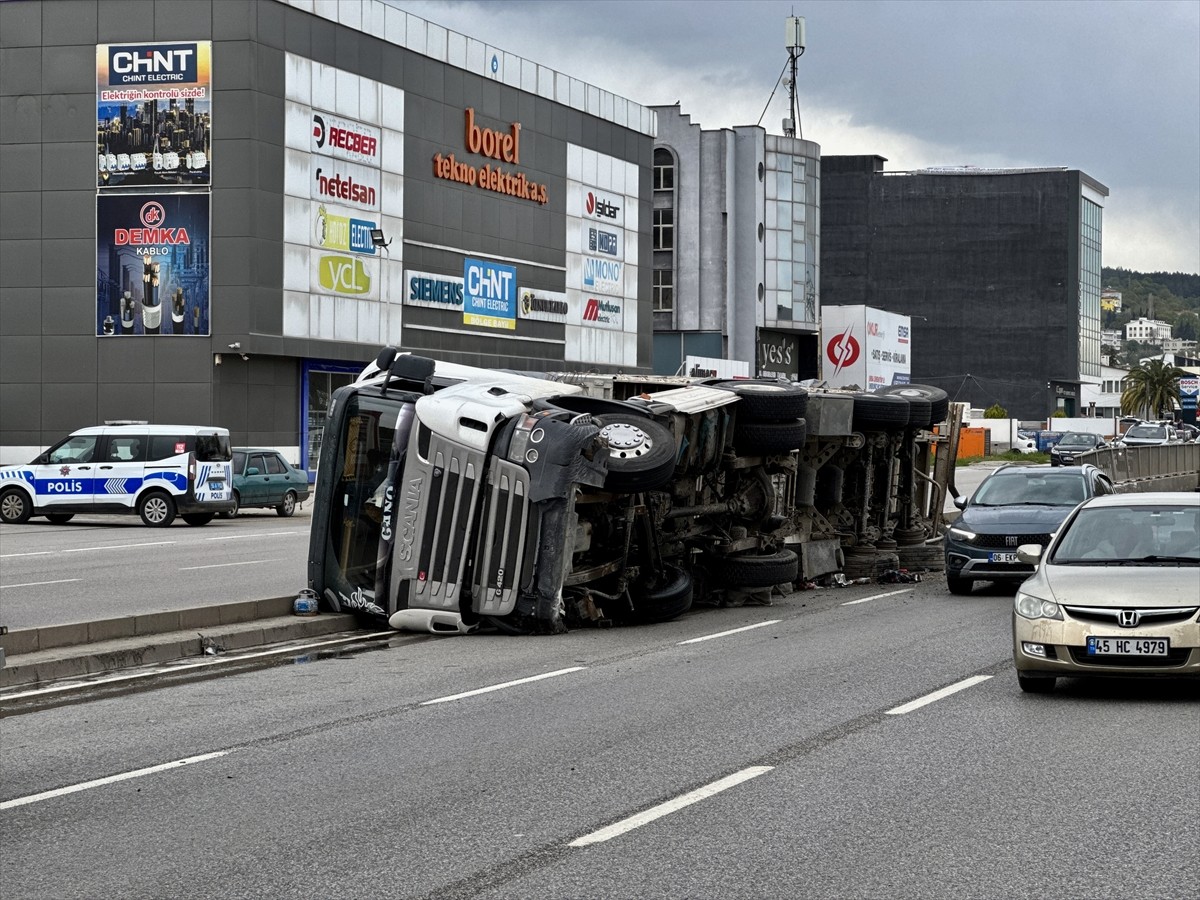 Samsun'un Tekkeköy ilçesinde tırın devrilmesi sonucu sürücü yaralandı. Kaza nedeniyle Samsun-Ordu...