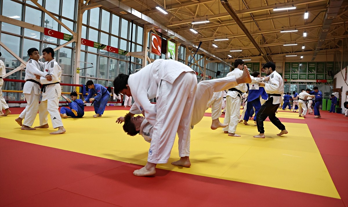 Samsun’daki Türkiye Olimpiyat Hazırlık Merkezi'nde (TOHM), ümit ve genç milli judocular, ulusal ve...