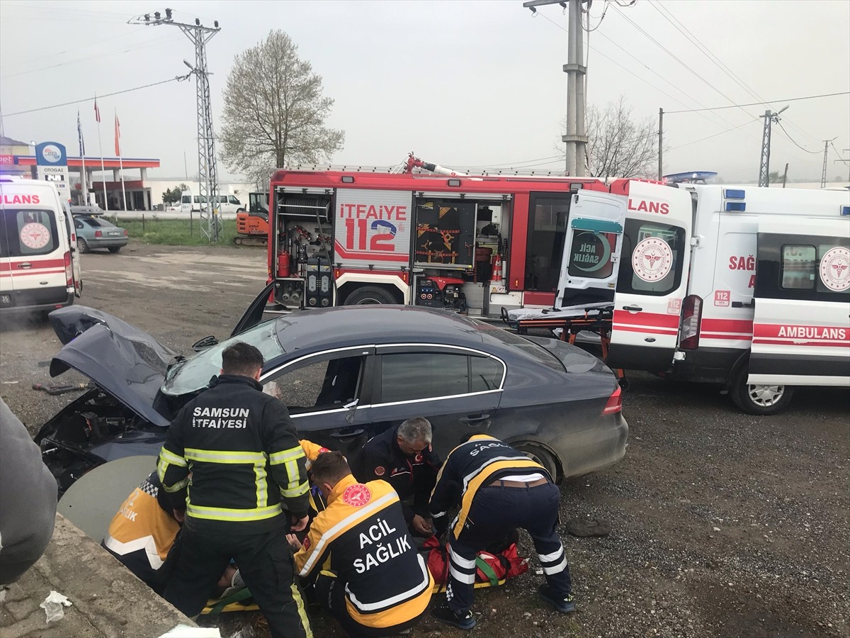 Samsun’un Bafra ilçesinde kaldırıma çarpan otomobildeki 2 kişi yaralandı. Sağlık ekipleri...