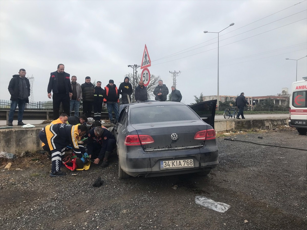Samsun’un Bafra ilçesinde kaldırıma çarpan otomobildeki 2 kişi yaralandı. Sağlık ekipleri...