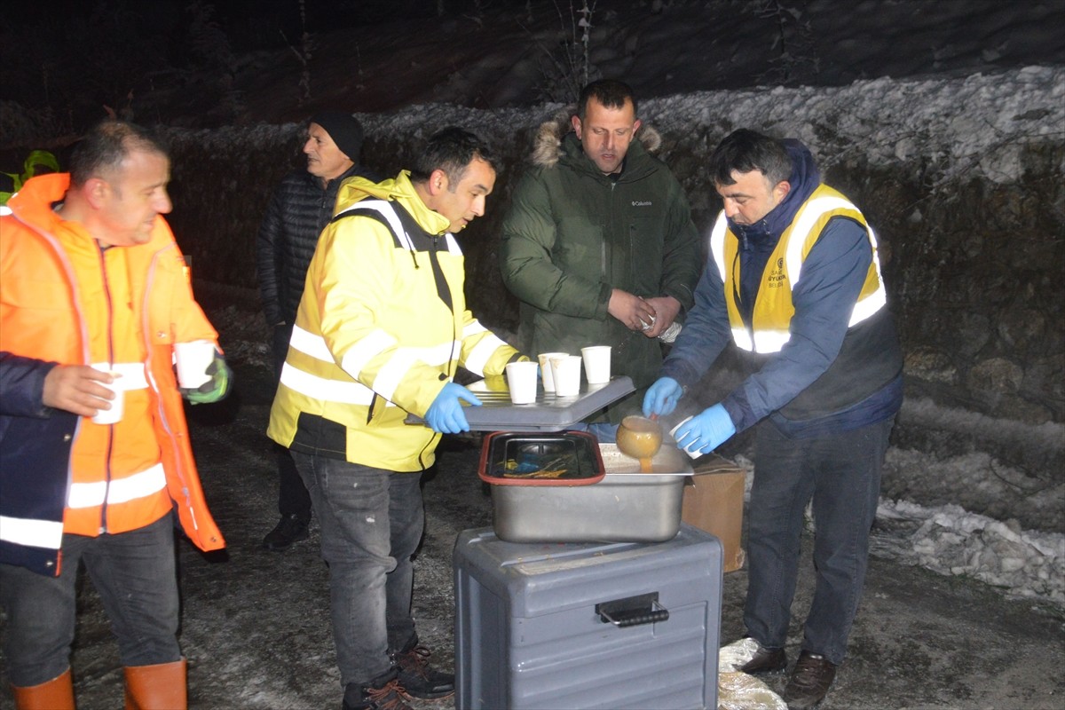 Samsun Valiliği ve Büyükşehir Belediyesi ekipleri, kar yağışı ve kazalar nedeniyle ulaşıma kapanan...